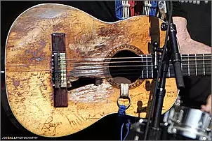 Klicken Sie auf die Grafik fr eine grere Ansicht

Name:	Willie Nelsons Gitarre.jpg
Hits:	183
Gre:	48,2 KB
ID:	191126