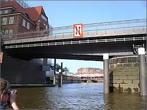 Klicken Sie auf die Grafik fr eine grere Ansicht

Name:	Brücken im Hamburger Hafen-Speicherstadt 067.jpg
Hits:	107
Gre:	92,5 KB
ID:	702750