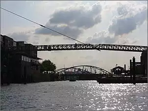 Klicken Sie auf die Grafik fr eine grere Ansicht

Name:	Brücken im Hamburger Hafen-Speicherstadt 092.jpg
Hits:	115
Gre:	80,5 KB
ID:	702888