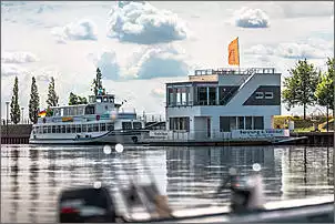 Klicken Sie auf die Grafik fr eine grere Ansicht

Name:	floating-house-musterhaus-schwimmendes-ferienhaus.jpg
Hits:	132
Gre:	95,5 KB
ID:	786193