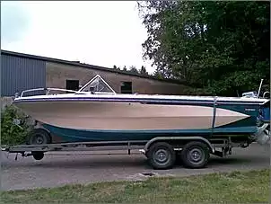 Boot mit Auto und Anhänger “gewassert” - V+ 